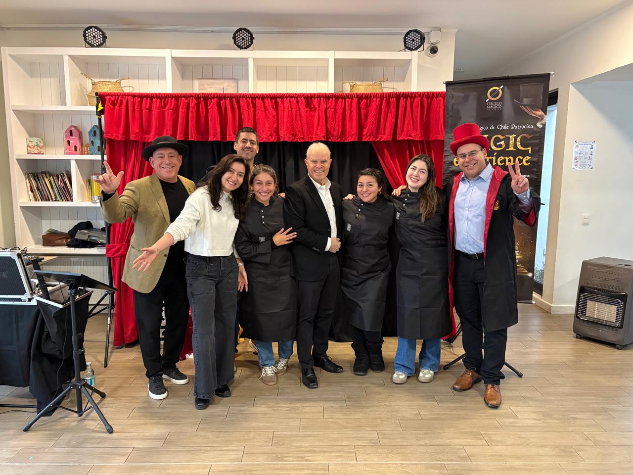 Equipo de Fundación Magic Experience compartiendo una experiencia de magia